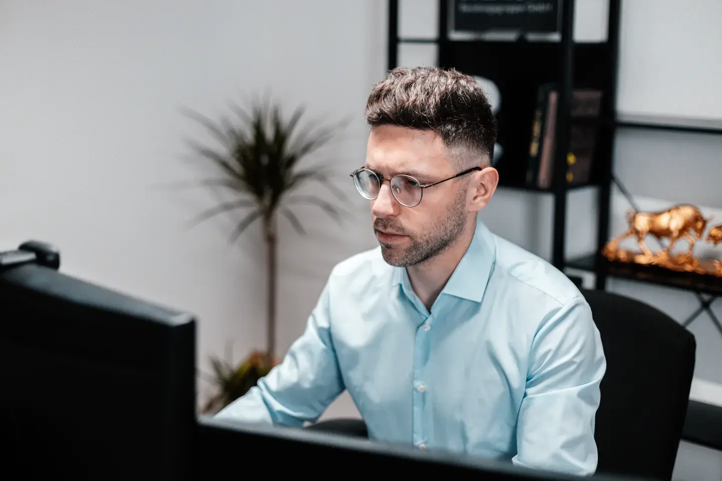 Albert Rossinski bei der Arbeit an digitalen Systemen